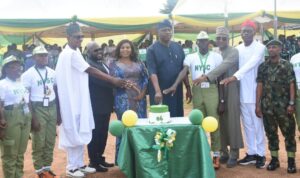 Babatunde with corp members and officials