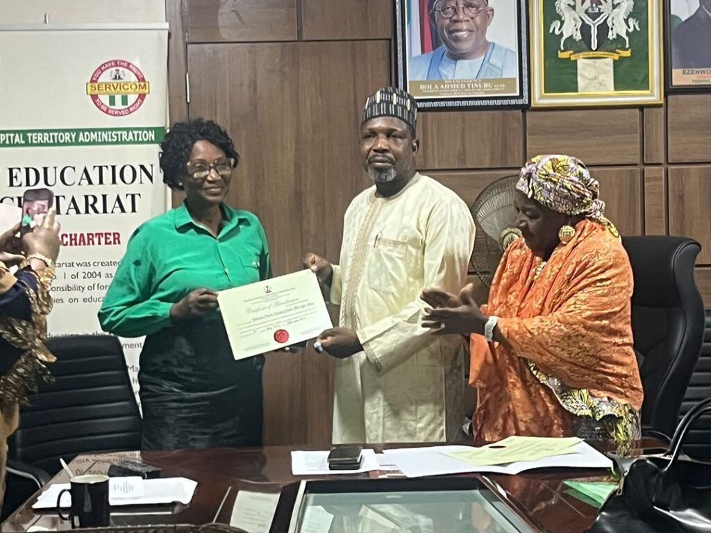 Hayyo presenting the Certificates