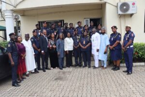 Zacheus middle with other officials