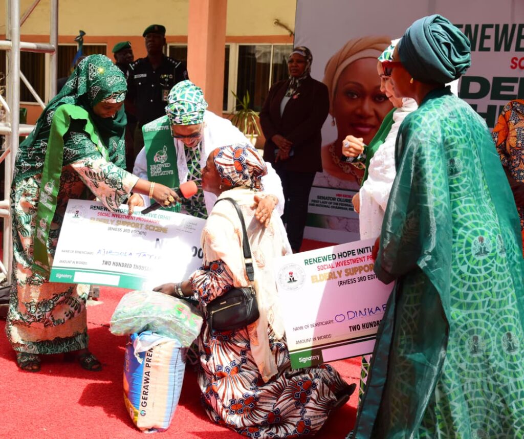 Dr Mahmoud presenting the package to some of the recipients