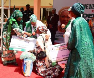 Dr Mahmoud presenting the package to some of the recipients