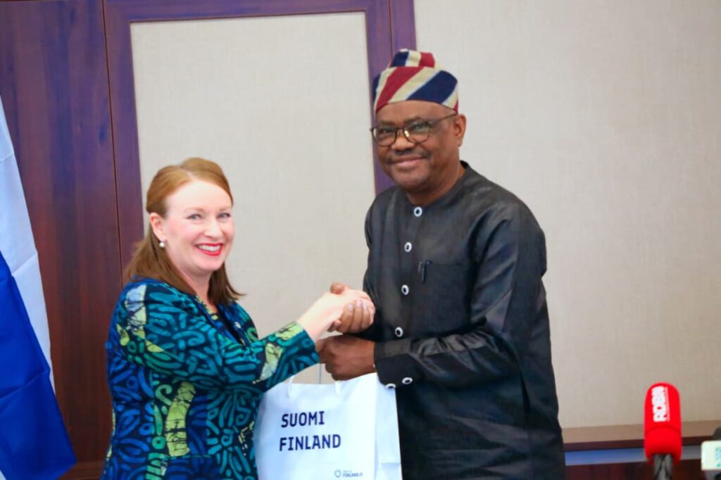 Wike recieving a gift from Selin