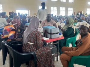 some prospective pilgrims being vaccinated