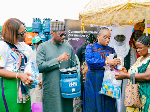 Dr Fasawe, Otunla, Oguntuga with a beneficiary Mrs Obadiah